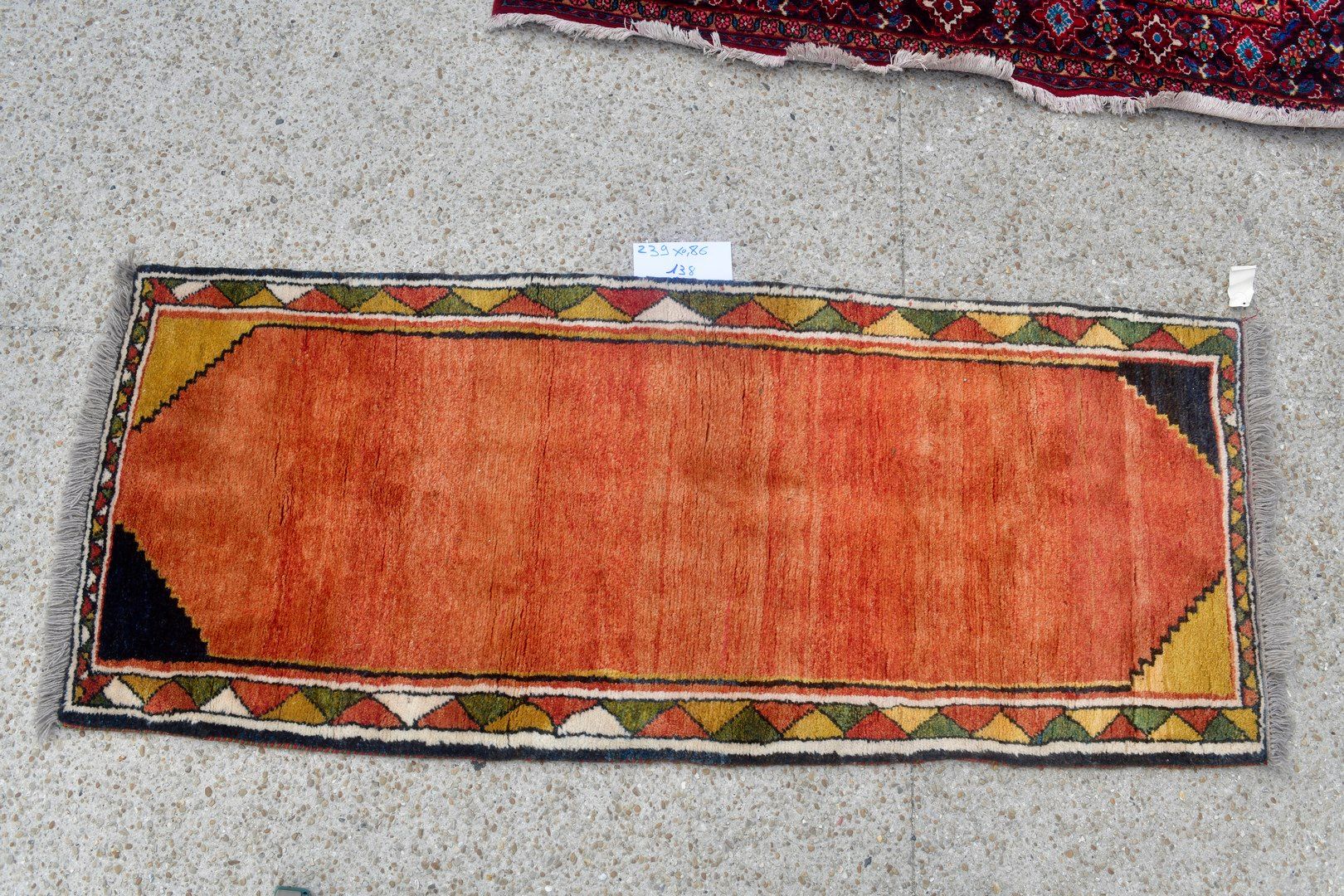Null Qasgai（伊朗），约1980年。

羊毛基础上的羊毛丝绒。

普通的杏色领域，带有几何装饰。

状况良好。

239x 86厘米