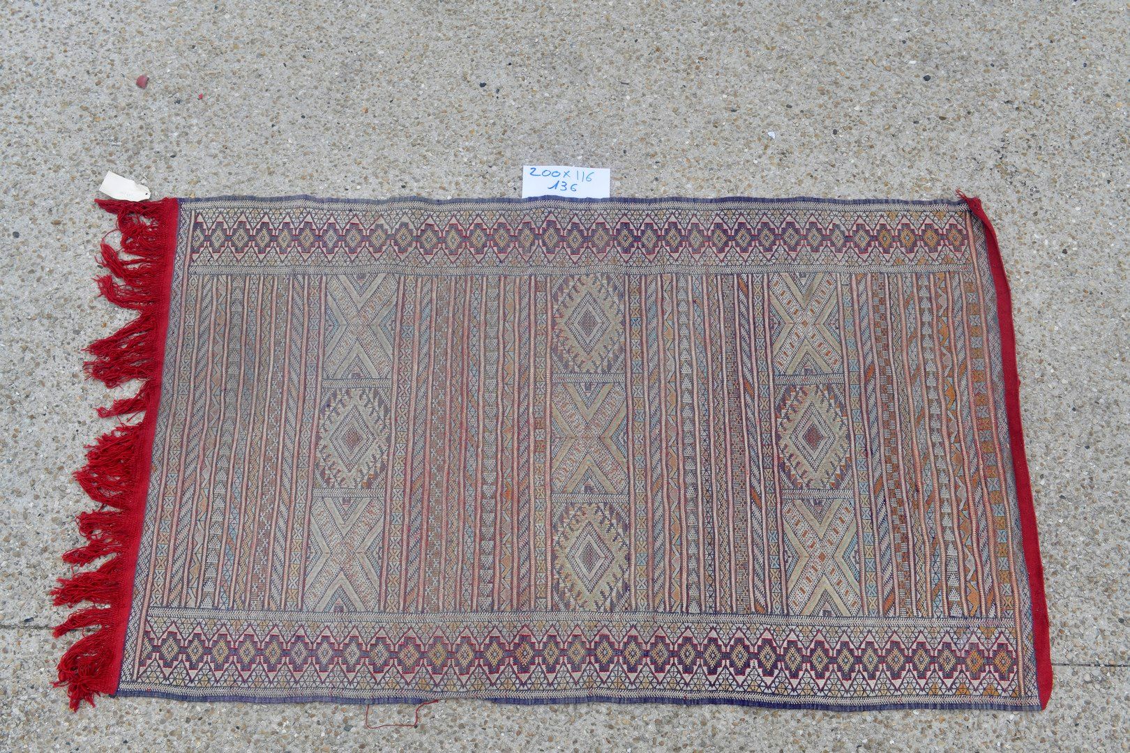 Null 拉巴特（摩洛哥）的基里姆，20世纪中期。

针线活，挂毯技术，在羊毛基础上用羊毛线。

饰有带状和条纹的风格化挂钩。

状况良好。 

200x116&hellip;