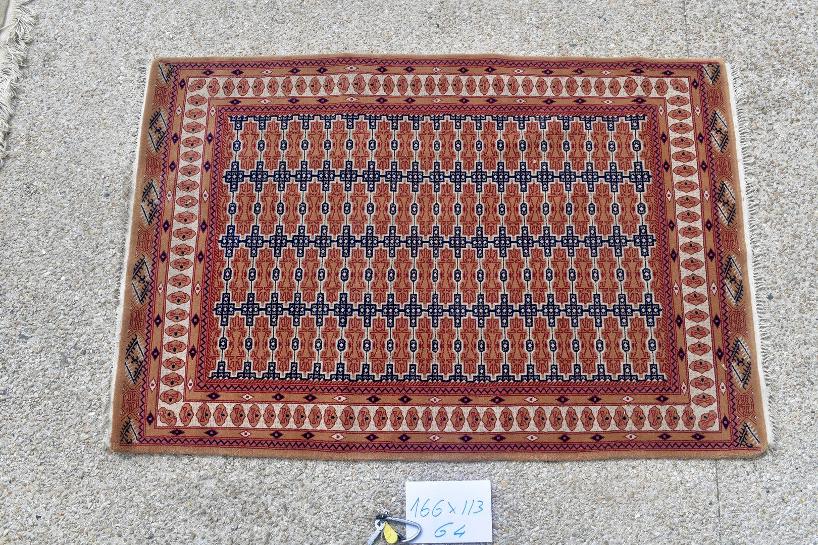 Null 印度-巴基斯坦，1980年。

羊毛天鹅绒，棉质衬底。

用烟草和象牙色装饰，让人联想到约姆德-布哈拉的地毯。

状况良好。

166x113厘米