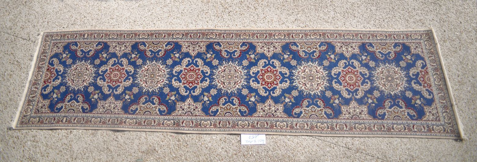 Null 矮人（伊朗），约1980年。

羔羊绒，花朵被丝绸包围，在棉质基础上。

蔚蓝色的场地，中央有菱形的星形花环。 

状况良好。

401x102厘米