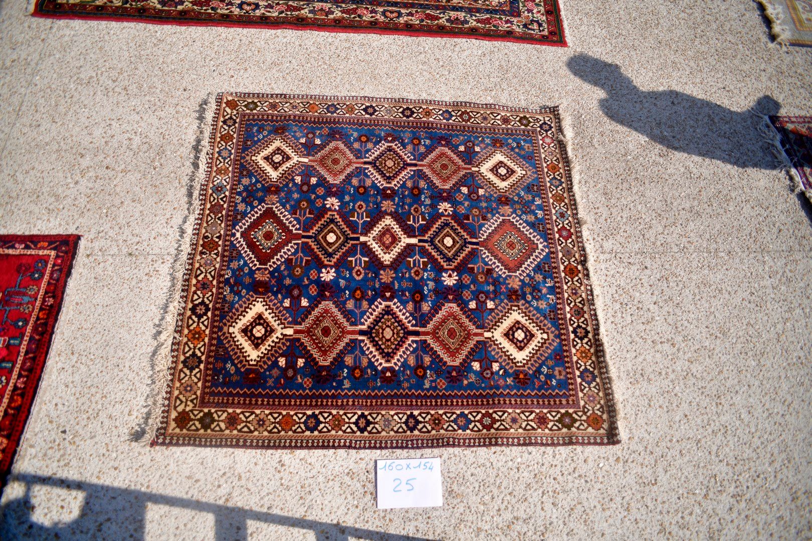 Null Yalameh (Iran), 1980. 

Velluto di lana su base di cotone. 

Campo blu real&hellip;