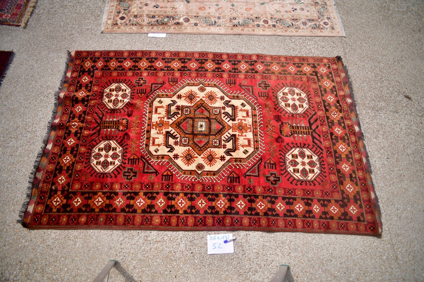 Null 阿富汗土库曼人，1980年。

羊毛基础上的羊毛丝绒。

樱桃色背景上的装饰让人想起高加索地区的哈萨克地毯。

状况良好。 

316x192厘米