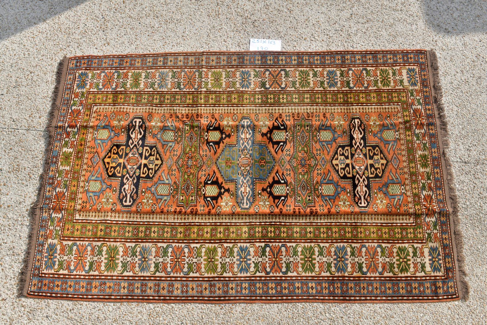 Null 卡尔斯-卡扎克（土耳其），约1970年。

羊毛基础上的羊毛丝绒。

杏黄色的场地上有三个星形奖章，周围有钩子、狼蛛和乌龟。

装饰让人联想到高加索地&hellip;