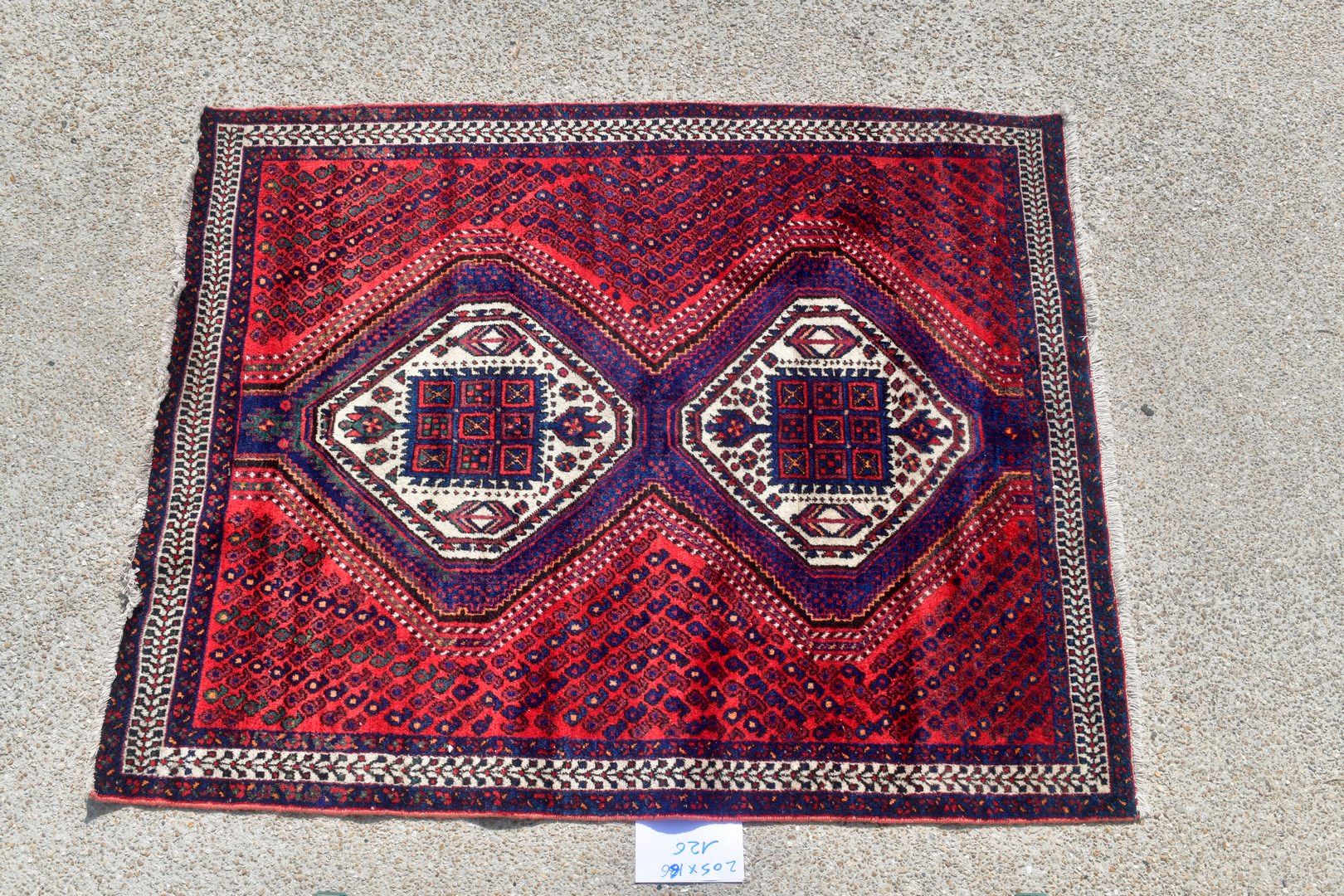 Null 阿夫沙尔（伊朗），1975年。

羊毛天鹅绒，棉质基础。

梅花场上有双六边形奖章。

状况良好。

205x166厘米
