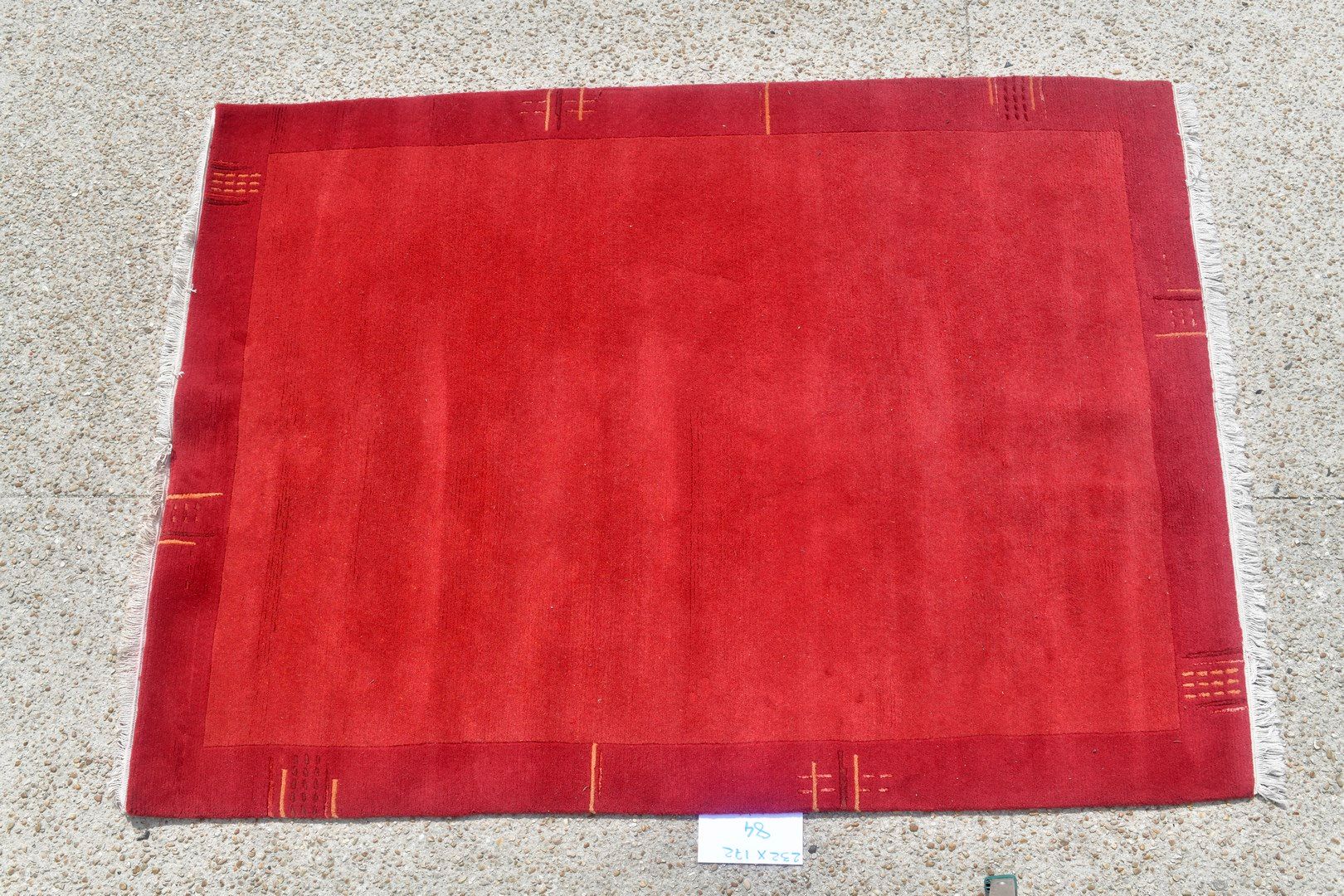 Null 尼泊尔语，1980年。

羊毛天鹅绒，棉质基础。

纯粹的红宝石领域。

状况良好。

232x172厘米