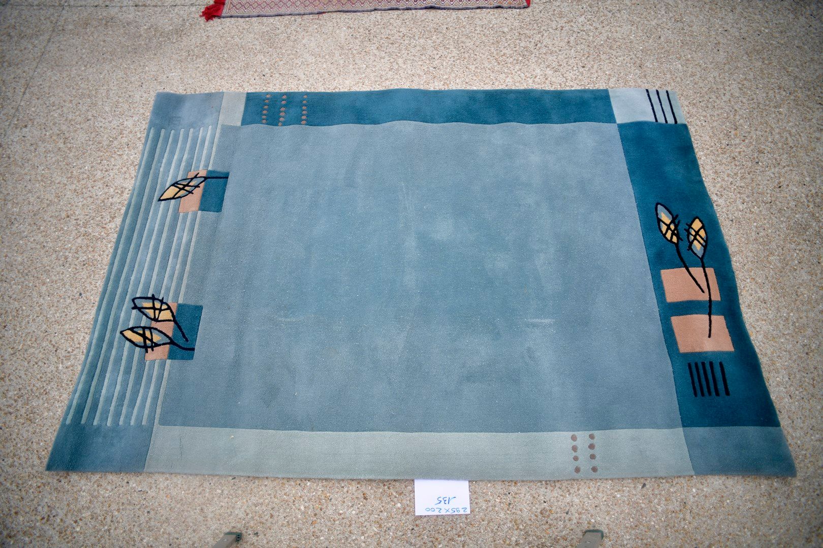 Null 现代当代地毯teufté XXe。

羊毛天鹅绒，棉质衬底。

天蓝色的平坦场地上有对称的双条风格化的花朵。

状况良好。 

295x200厘米