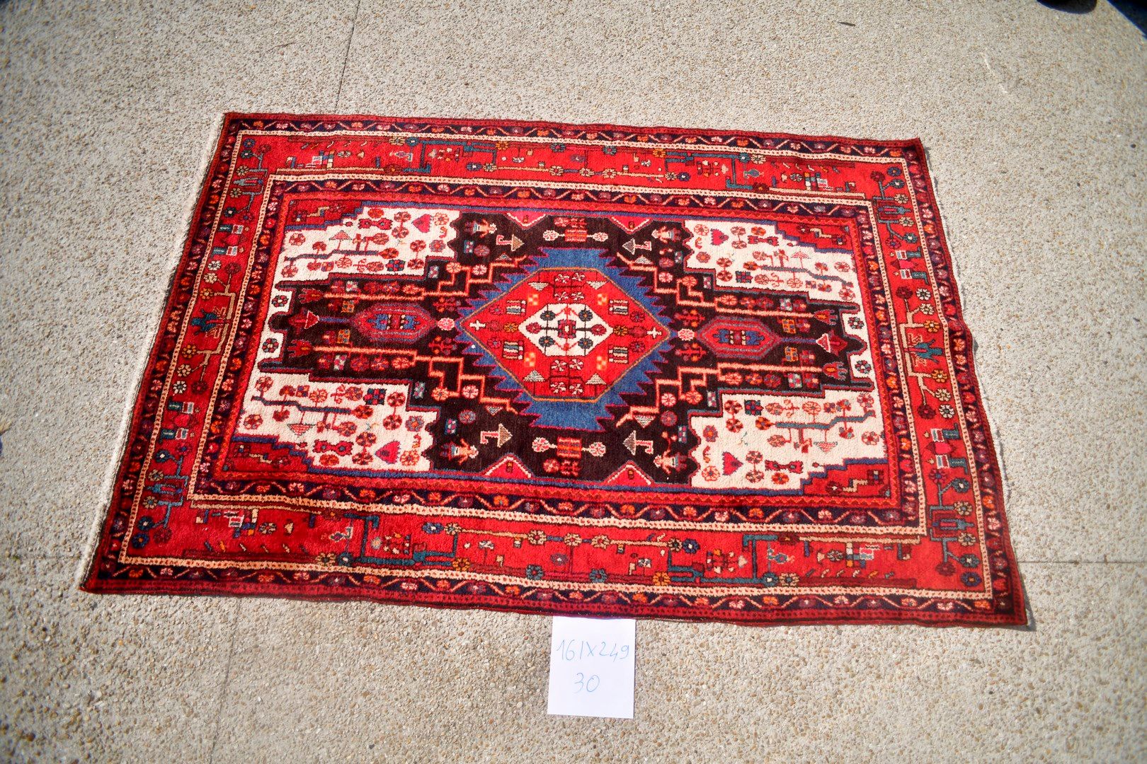 Null 纳哈万（伊朗），1980年。

羊毛天鹅绒，棉质基础。

象牙色的场地上有一个非常大的午夜蓝色十字星形徽章。

状况良好。

249 x 161 cm