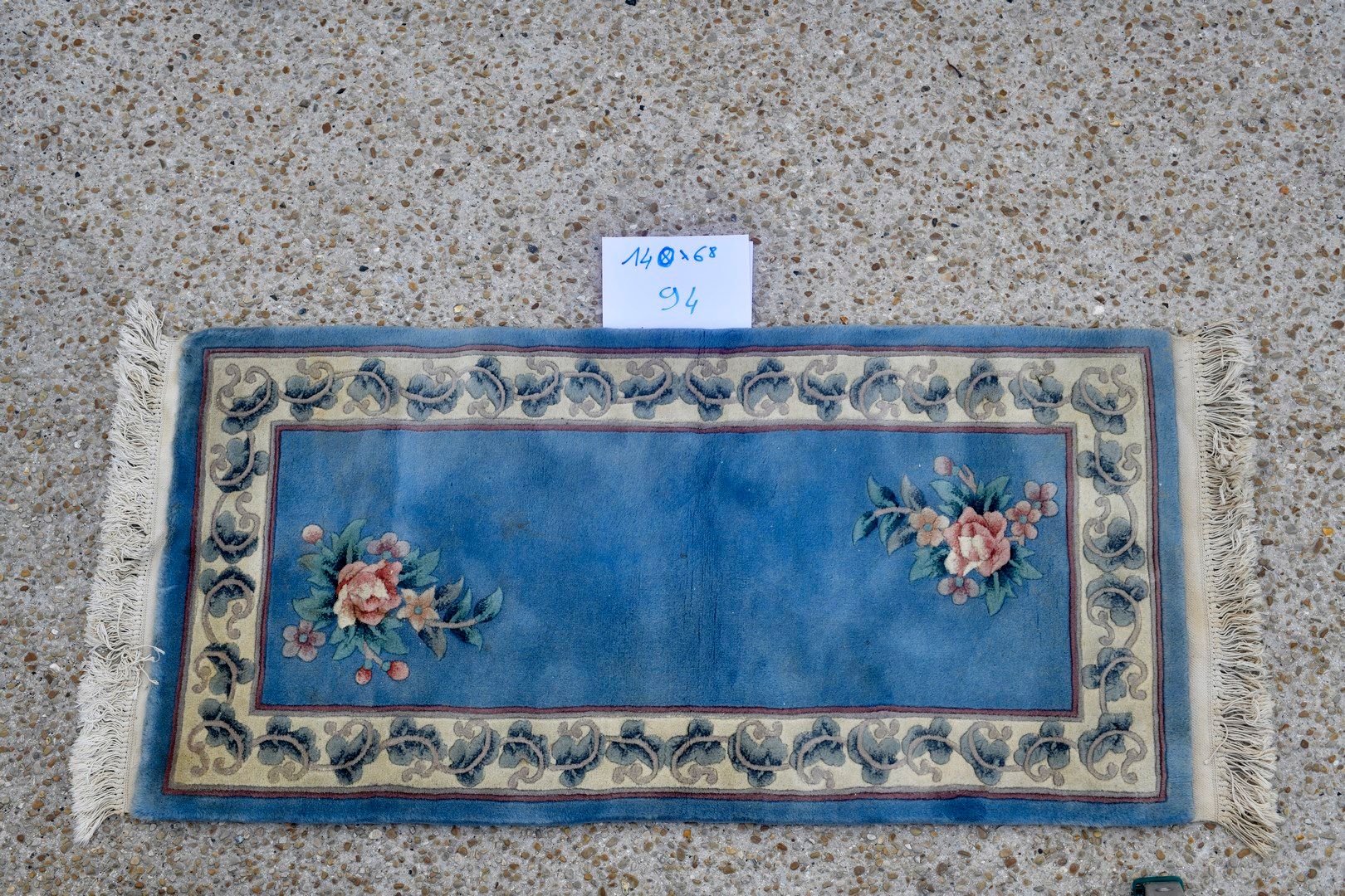 Null Tien Tsin（中国），1980年。

羊毛天鹅绒，棉质基础。 

天蓝色的场地上有双花束。

状况良好。 

140x68厘米