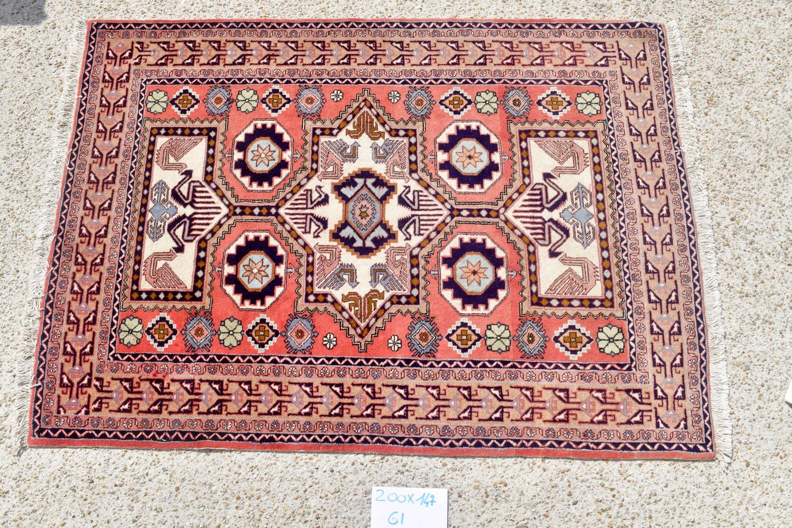 Null Yoravan（伊朗）。

羊毛天鹅绒，棉质衬底。

鲑鱼粉色的场地上有让人联想到高加索地毯的几何装饰。

状况良好。 

200x147厘米