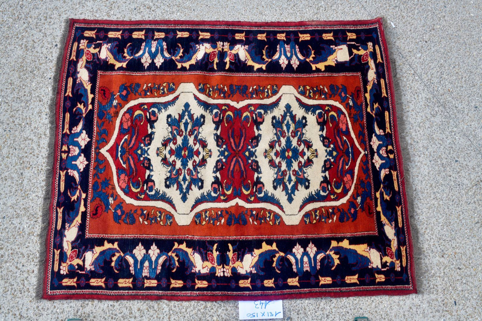 Null 加兹尼-土库曼人，约1980年。

羊毛基础上的羊毛丝绒。

红宝石场地上有双重几何徽章，镶嵌着普鲁士蓝、金黄色和鲑鱼粉的枝叶，呈钻石状。

状况良好&hellip;