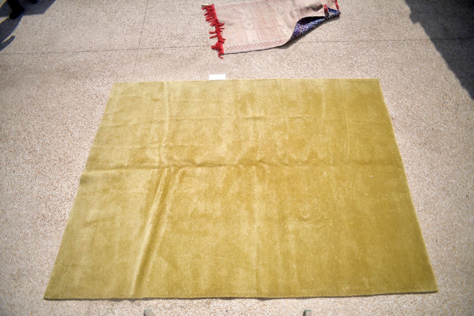 Null 尼泊尔人，约1980年。

羊毛天鹅绒，棉质基础。

纯金领域。

状况良好。

350x252厘米
