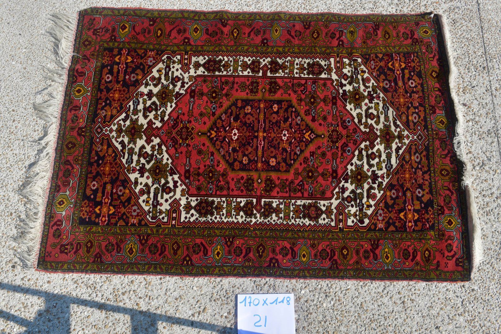 Null 精美的卡斯盖（伊朗），1975年。

羊毛丝绒在棉质基础上（细羊毛）。

象牙色的场地上有三个纠缠在一起的花纹奖章。

状况良好。

170 x 11&hellip;
