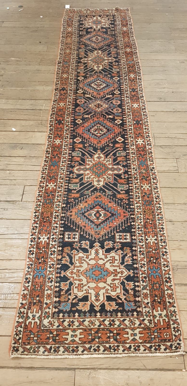 Null 大型画廊地毯

东梅拉耶（伊朗），20世纪中期

羊毛天鹅绒配以棉布衬底，装饰让人联想到高加索的地毯。午夜蓝色的场地上装饰着老鹰和几何风格的多色狼蛛形&hellip;
