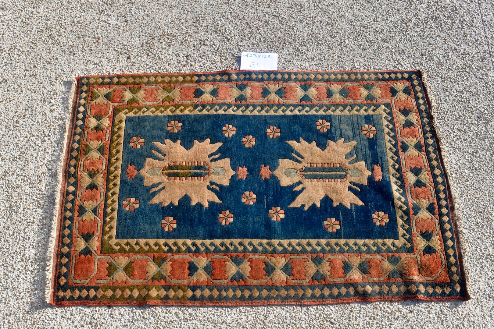 Null 科尼亚（土耳其），约1980年。

羊毛基础上的羊毛丝绒。

普鲁士蓝abarshé领域，装饰着两个鲑鱼粉色的蝴蝶造型的奖章。

状况良好。

195&hellip;