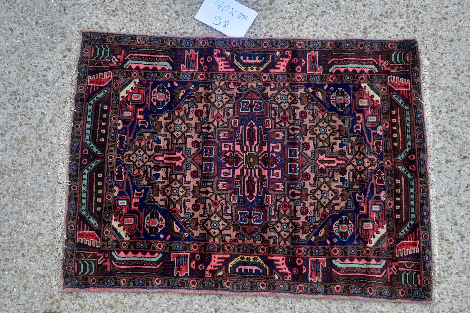 Null 纳哈万（伊朗），1980年。

羊毛天鹅绒，棉质基础。

在古老的粉红色场地上有几何花纹装饰。

状况良好。

140x104厘米