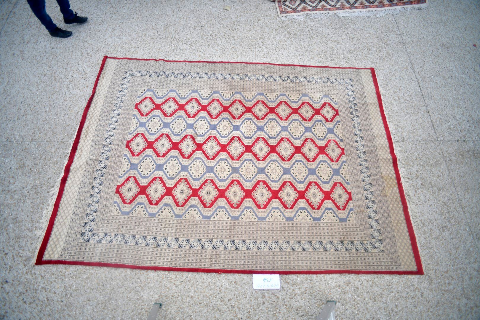 Null 穆尔塔内（巴基斯坦），约1980年。

羊毛天鹅绒，棉质基础。 

饰有蓝灰色和红宝石色造型的古汉。

状况良好。

320x226厘米