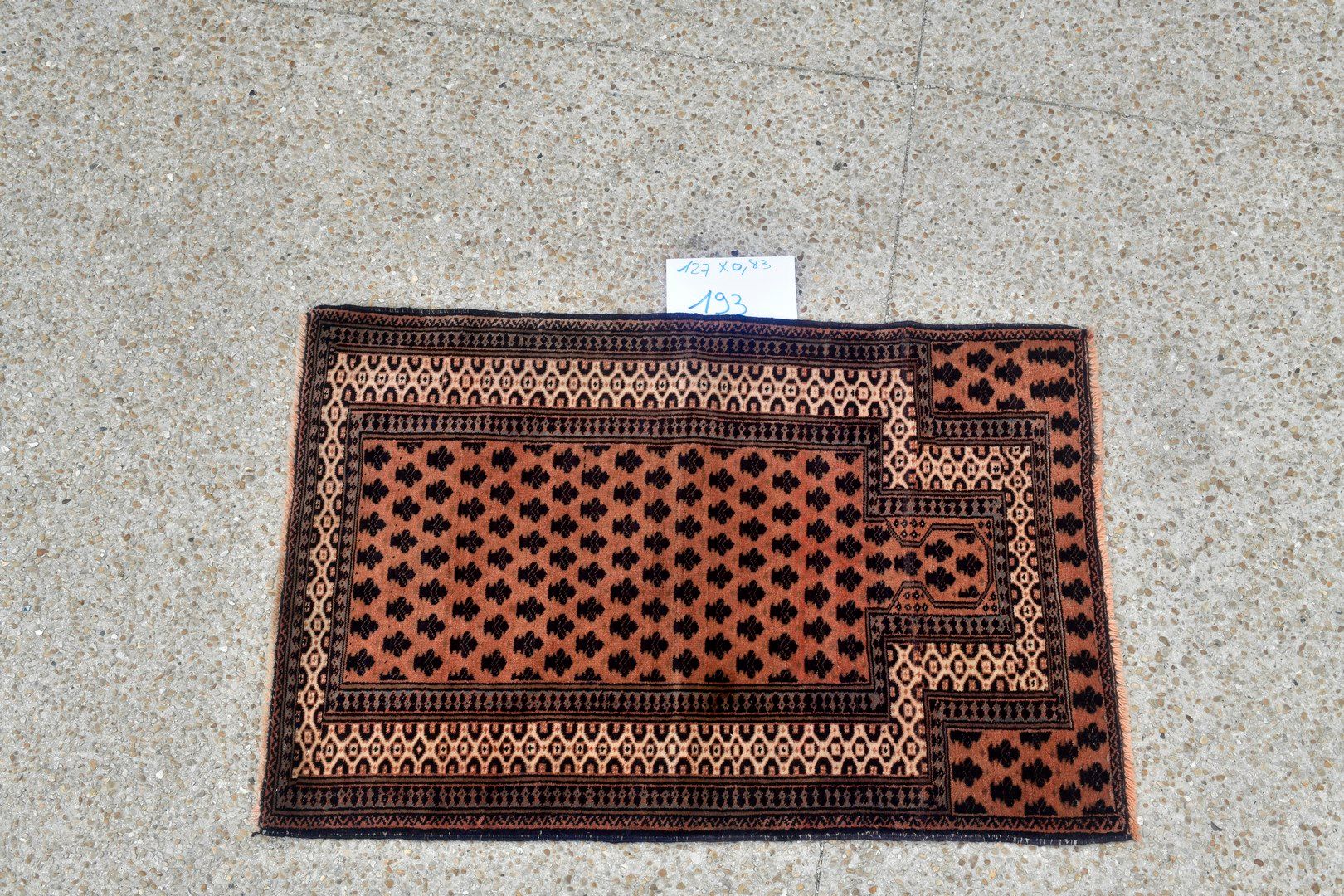 Null Bidjar（伊朗），约1980年。

羊毛天鹅绒，棉质衬底。

祈祷毯上有米哈布，在古老的粉红色场地上，装饰着风格化的冠冕。

状况良好。

127&hellip;