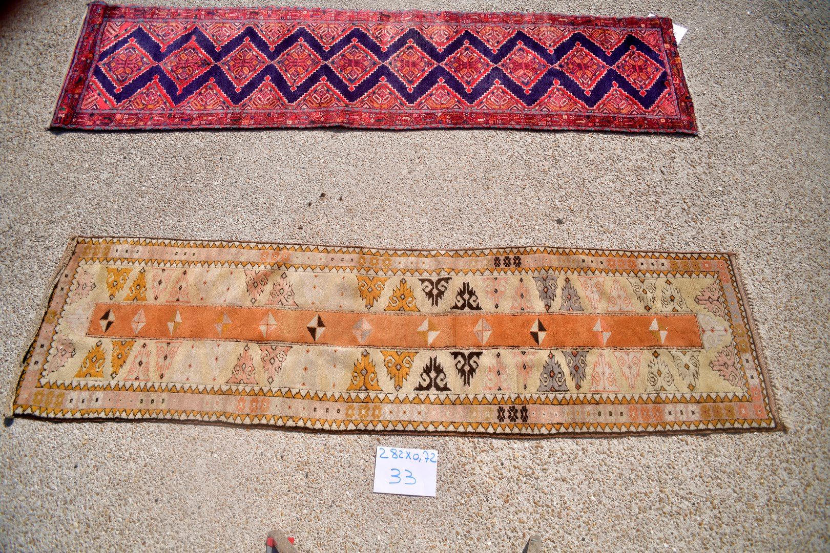 Null 梅拉斯画廊（土耳其），1970年。

羊毛基础上的羊毛丝绒。

米色的场地，鲑鱼粉色的带子，周围有风格化的钩子。

状况良好。

282x 72厘米