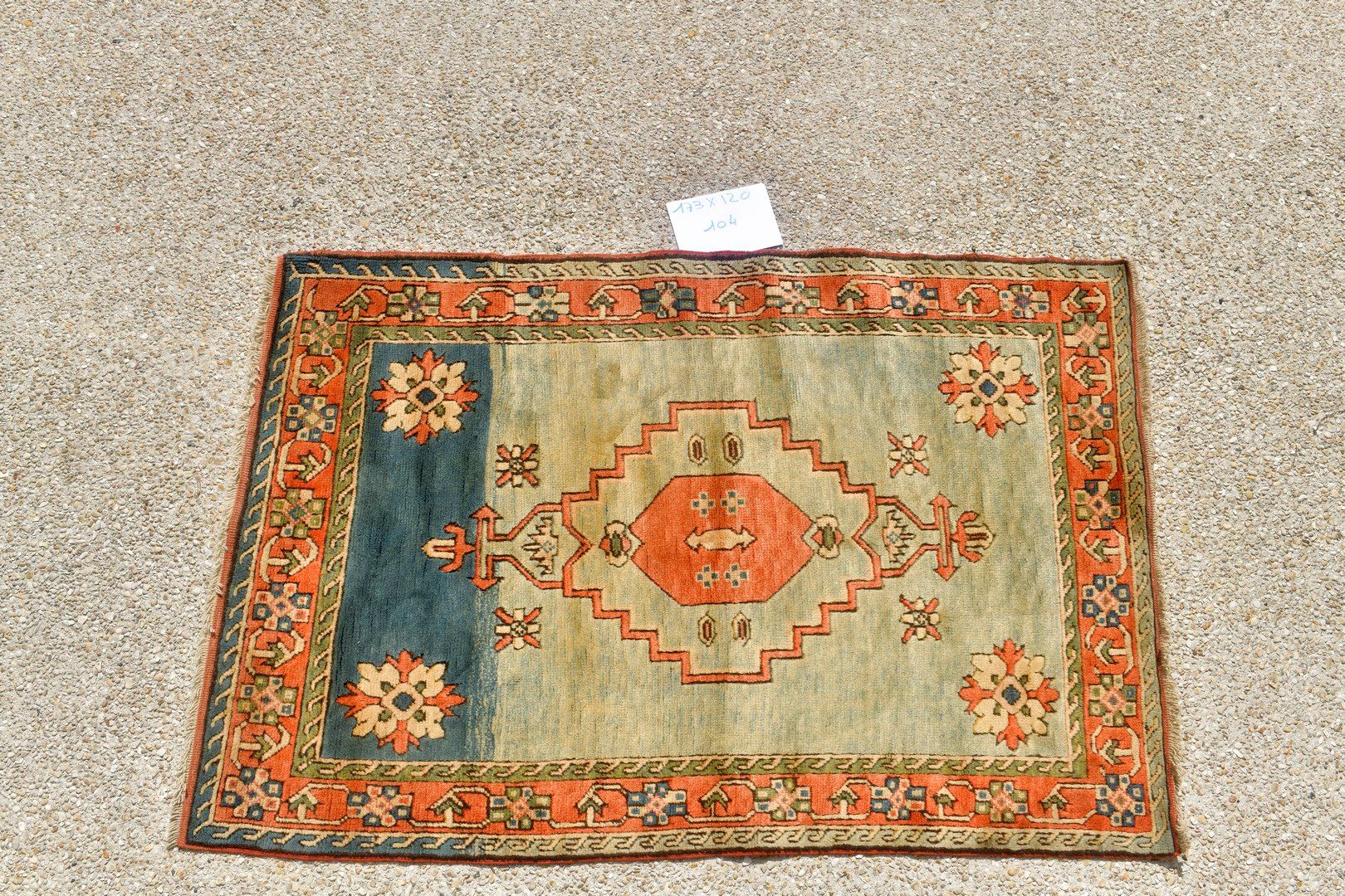 Null 科尼亚（土耳其），1980年。

羊毛基础上的羊毛丝绒。

磨光的青瓷绿地上有几何装饰。

状况良好。

173 x 120 cm