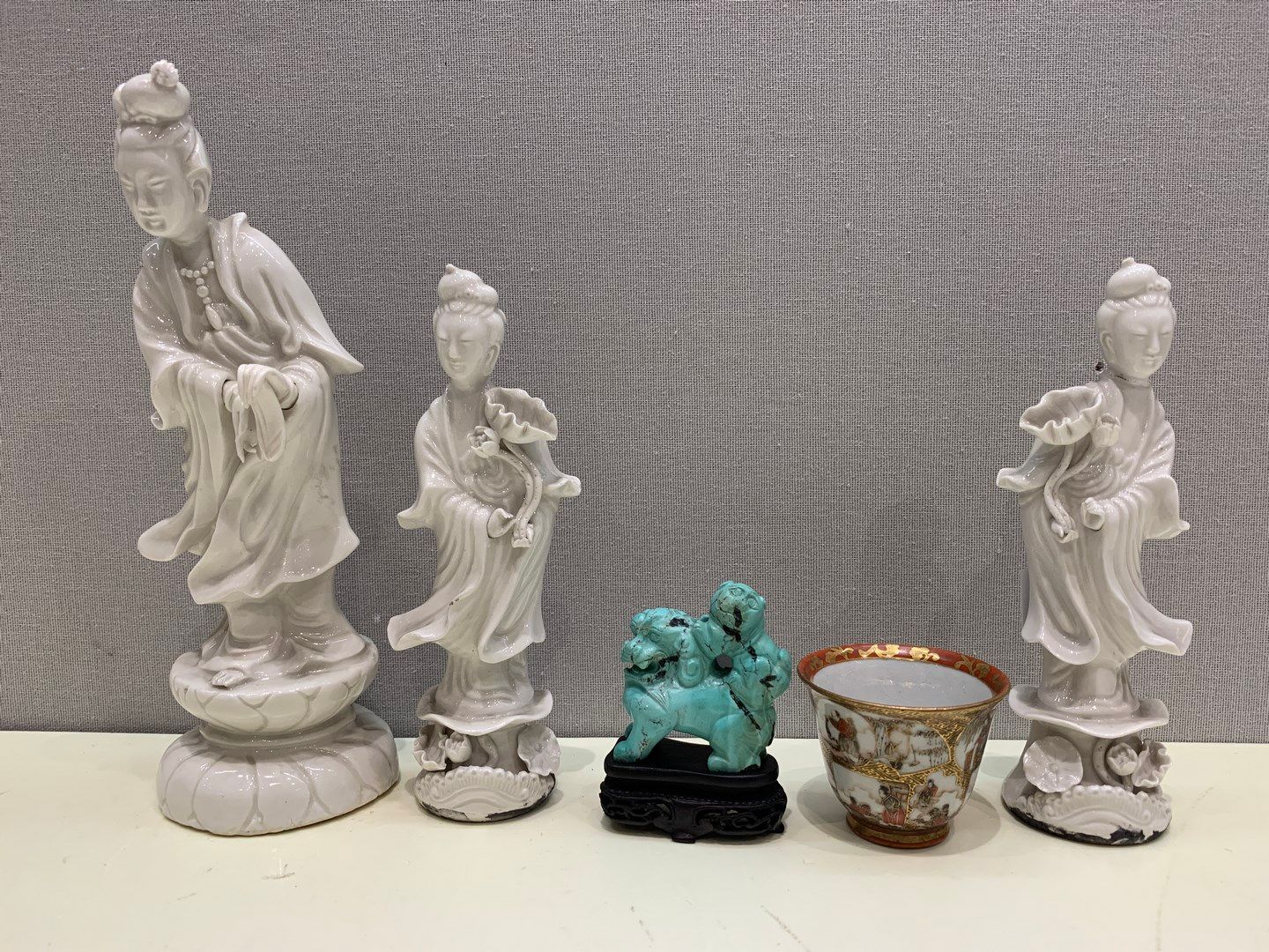 Null 中国地段 :

3个来自中国的巴伦克雕像

坚硬的石头制成的佛像

一个白色和蓝色的盘子

一只绿松石的福狗

萨摩酒碗

拱门式有盖锅