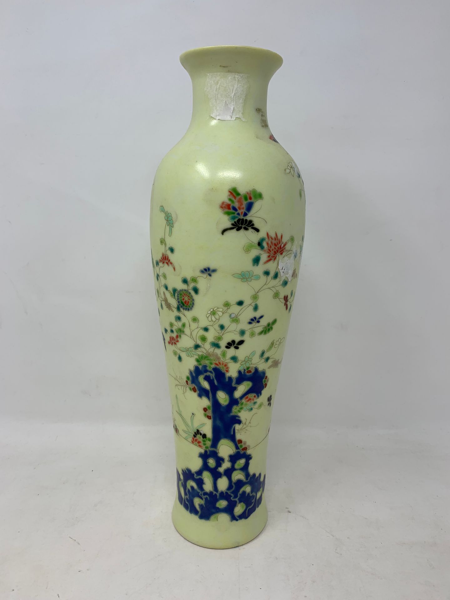 Null 
Vase à décor d'un arbre et de fleurs

Japon

H. 31.5 cm