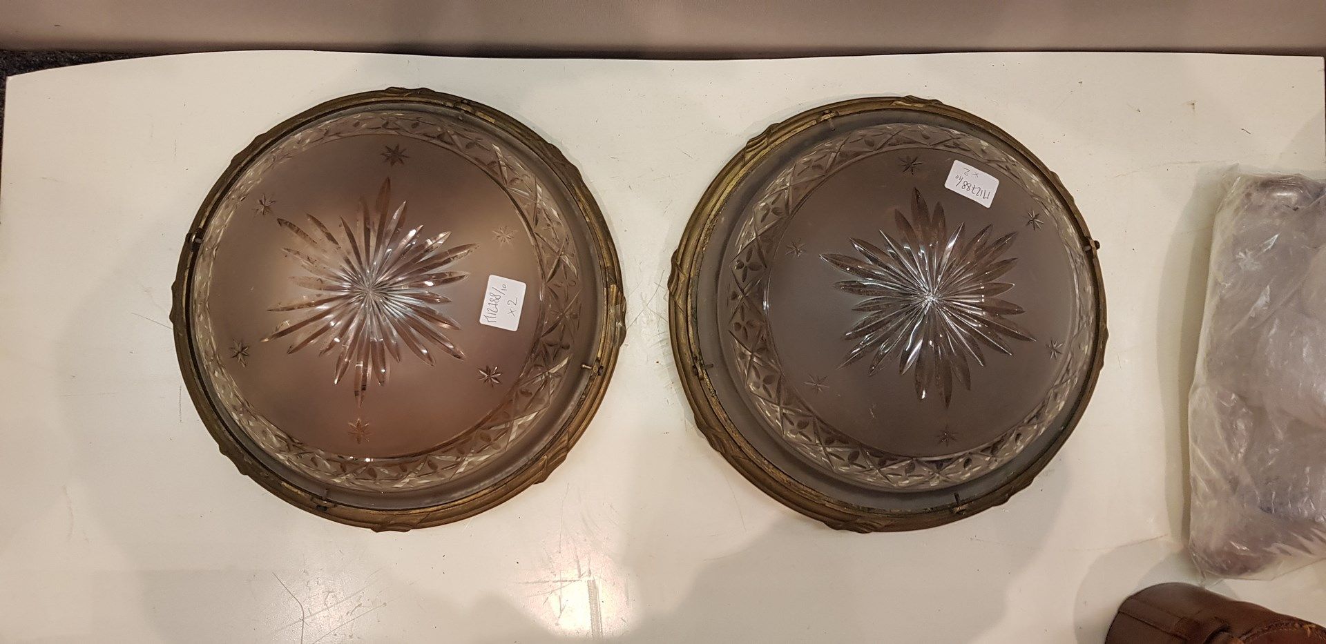 Null Paire de plafonniers en verre gravé et en métal à imitation du bronze