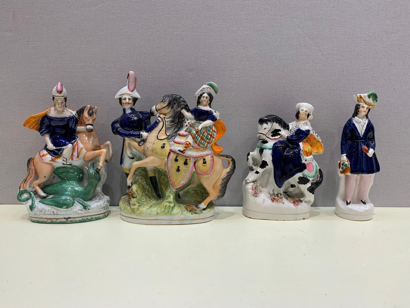 Null Set aus 4 Porzellanfiguren: Figuren und Pferde.

Dazu kommen zwei Vasen im &hellip;