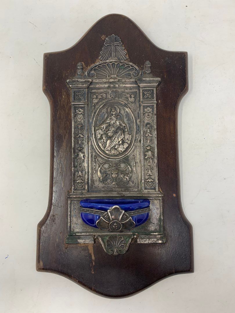 Null 蓝色小陶罐，放在一个装饰有圣母和儿童的金属板上。整体被固定在一个木板上。

右下方有 "AYM "签名。

高度：30厘米。