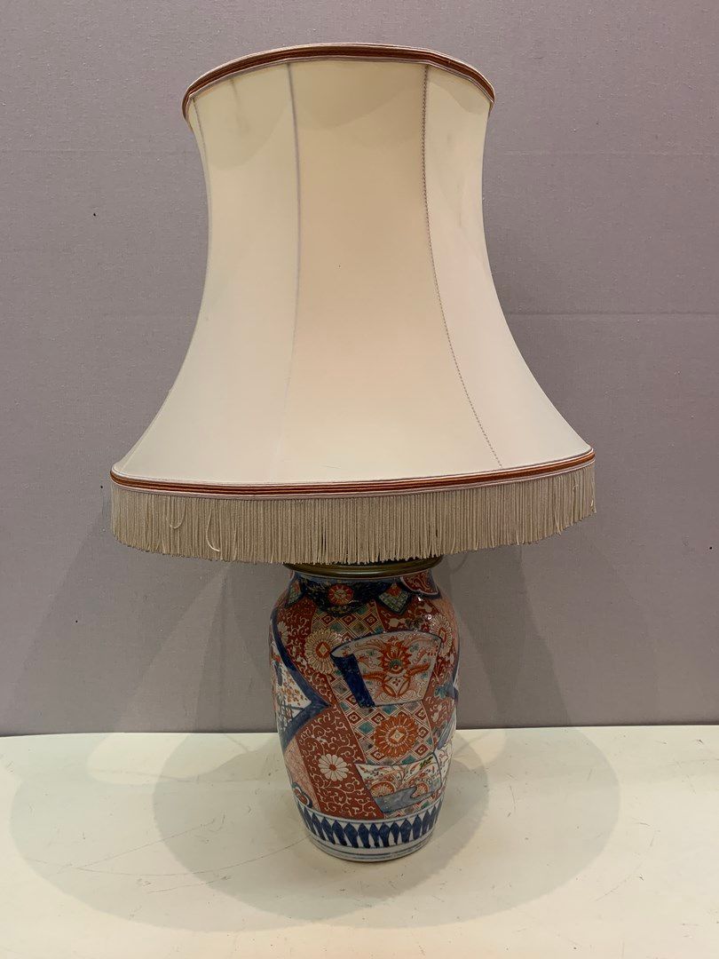 Null 
Vase en porcelaine à décor polychrome dit Imari.

Monté en lampe

H. 63 cm