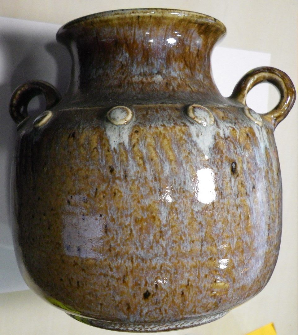 Null 釉面炻器花瓶，有两个把手，装饰有浮雕的小圆盘楣。

高度：17.50厘米。