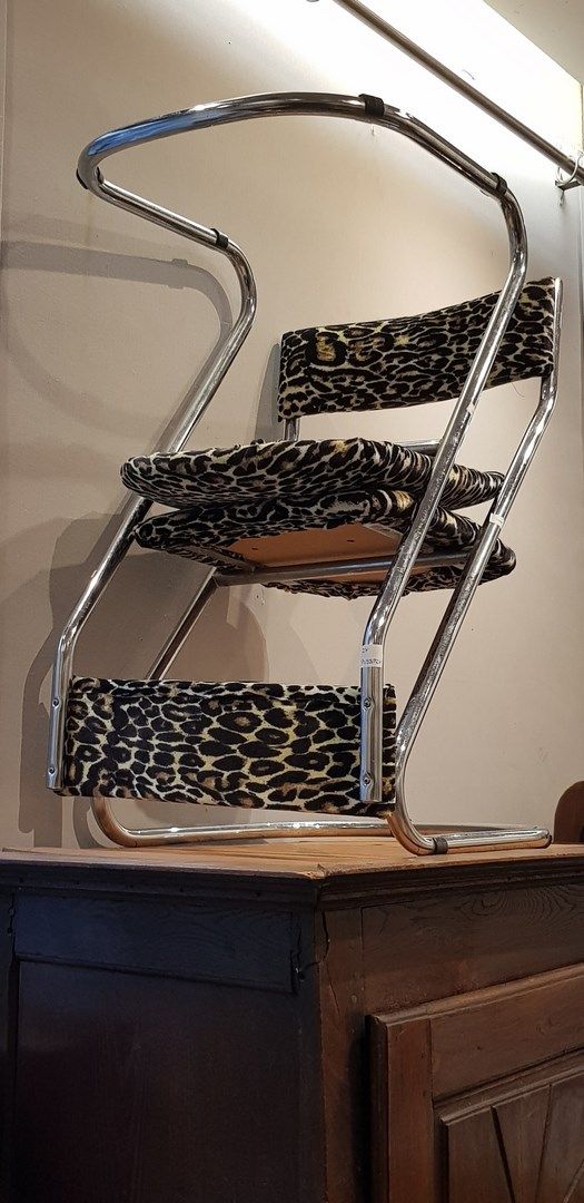 Null 法国作品 1970

一对镀铬管状金属的椅子，座椅覆盖着豹纹织物。

H.83厘米