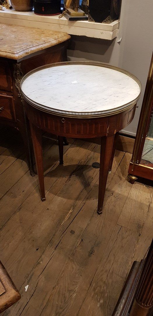 Null Pedestal table with a round white marble top surrounded by an openwork bras&hellip;