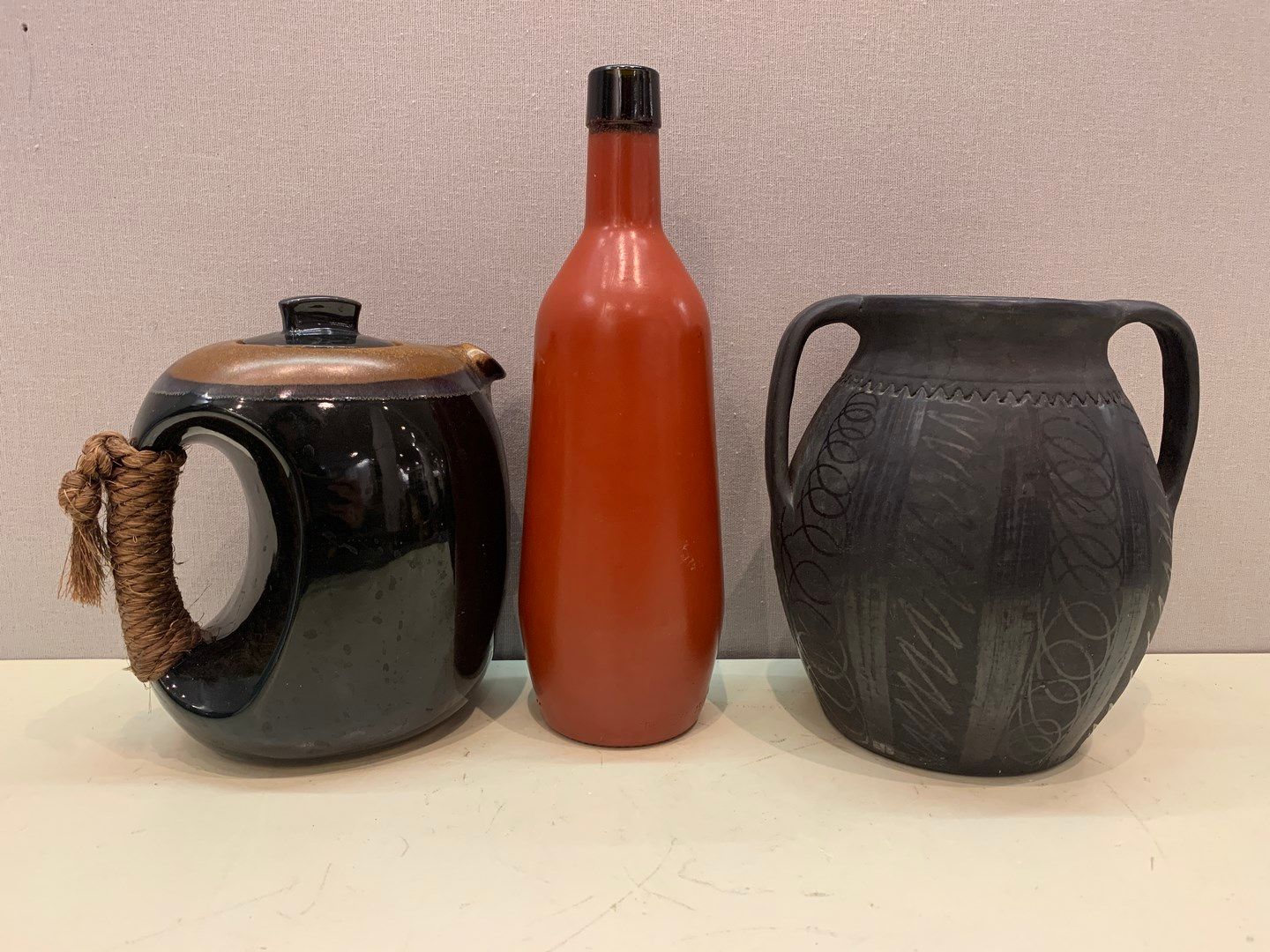 Null Keramikset bestehend aus 1 Teekanne, 1 Vase mit zwei Henkeln und 1 Karaffe