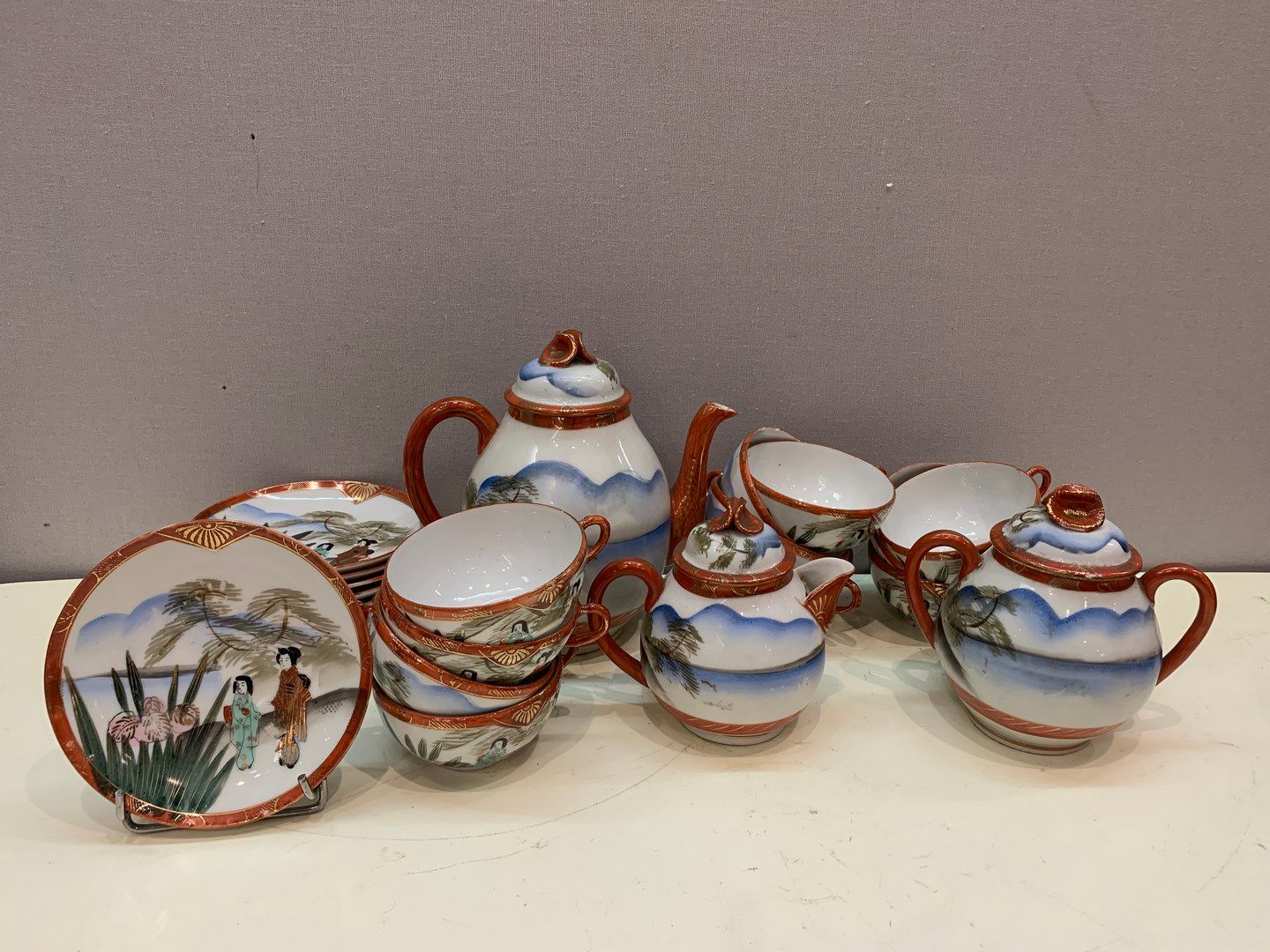 Null 日本 - 现代

瓷器茶具，有湖泊风景中的人物，橙色的浮雕，包括1个茶壶，1个牛奶壶，1个糖碗，11个杯子和10个茶碟。