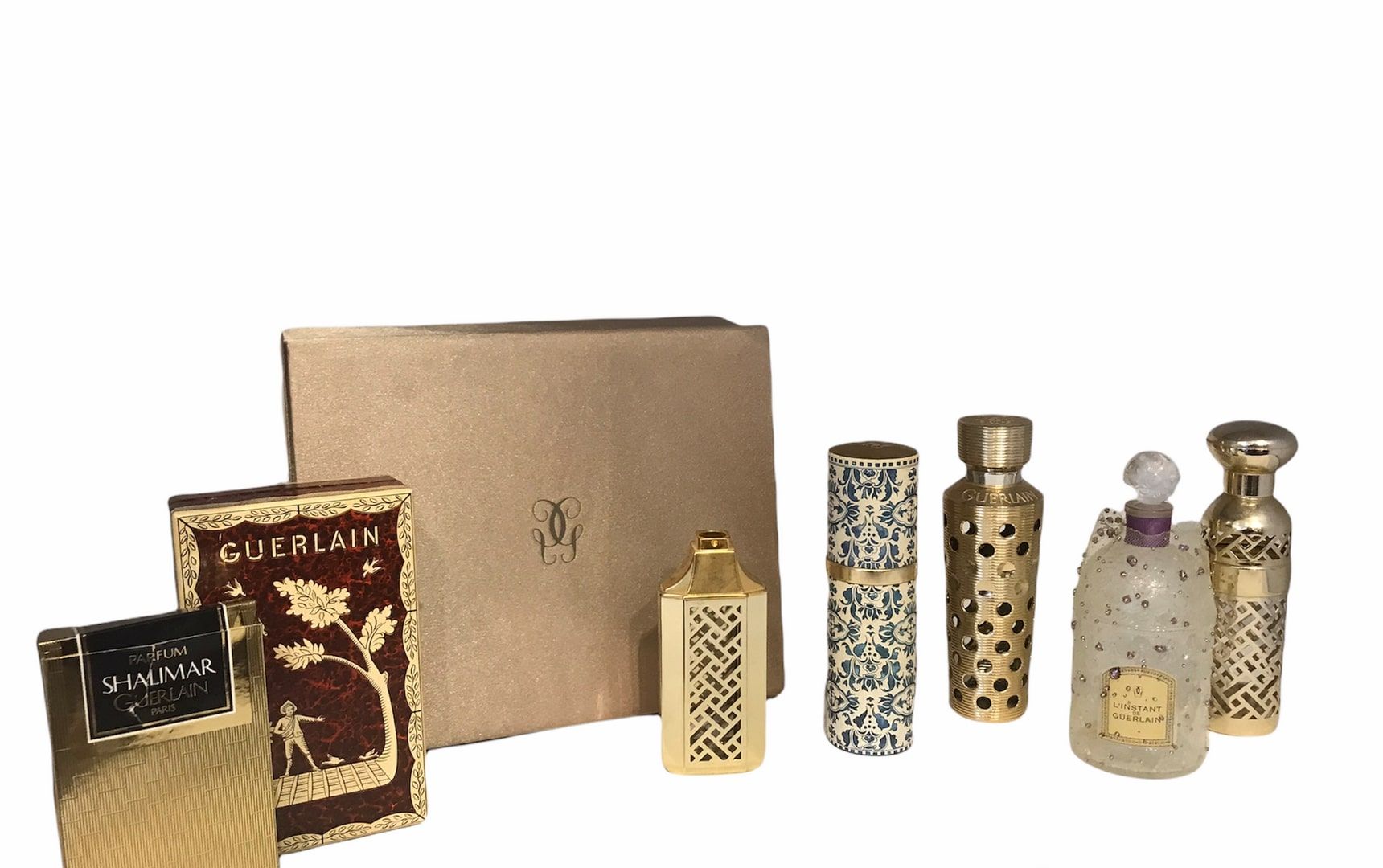 Null GUERLAIN

Set of 5 bottles of different fragrances. Two packages and a box &hellip;