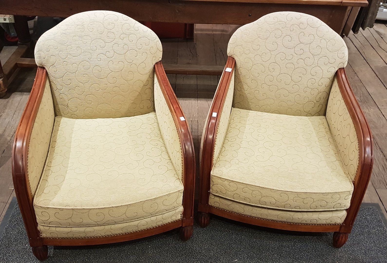 Null Paire de fauteuils modernes recouverts d'un tissus en velours beige à motif&hellip;