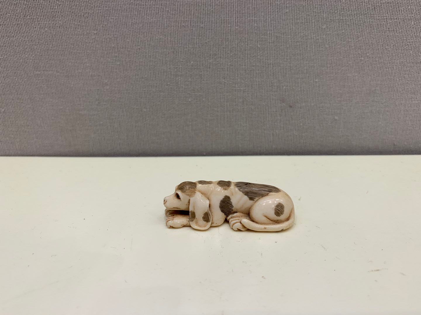 Null JAPAN, 20. Jahrhundert

Netsuke aus geschnitztem Elfenbein, der einen liege&hellip;