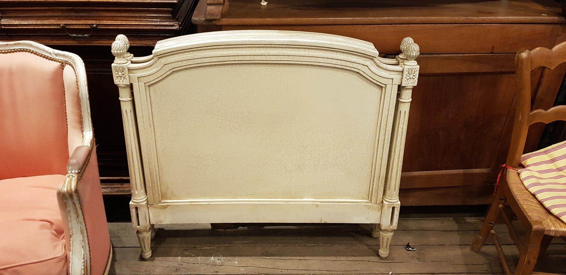 Null Parties de bois de lit en bois laqué blanc.

Style Louis XVI

Tête de lit: &hellip;