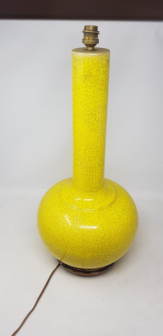 Null 一盏黄色釉面陶瓷灯，低矮的卵形灯体和长颈，安装在一个涂漆的木质底座上（有缺口），并通电。

高度：34.5厘米