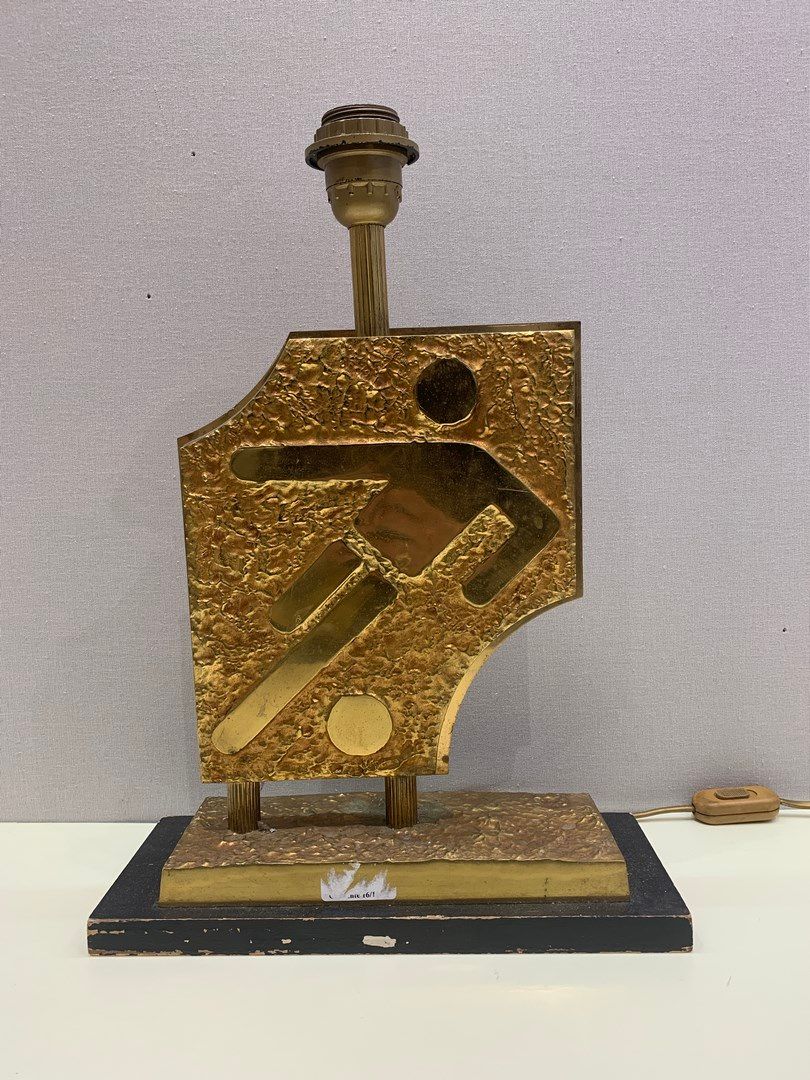 Null Lampe aus vergoldetem Messing, Motiv eines Fußballspielers.

H. 60 cm