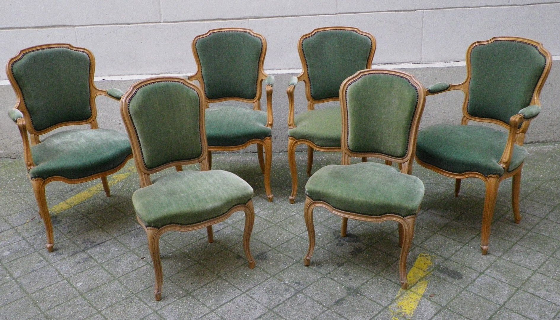 Null 由四张卡布丽塔和两把椅子组成的套房，用绿色天鹅绒装饰。

座椅和框架状况良好。