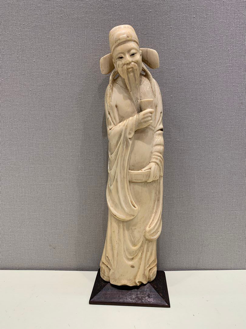 Null 中国 - 20世纪初（1920年前）

站立的圣人，大型象牙雕刻的主题。

背面的标记。

H.26厘米

ǞǞǞ

木质底座



原本打算作为民用&hellip;