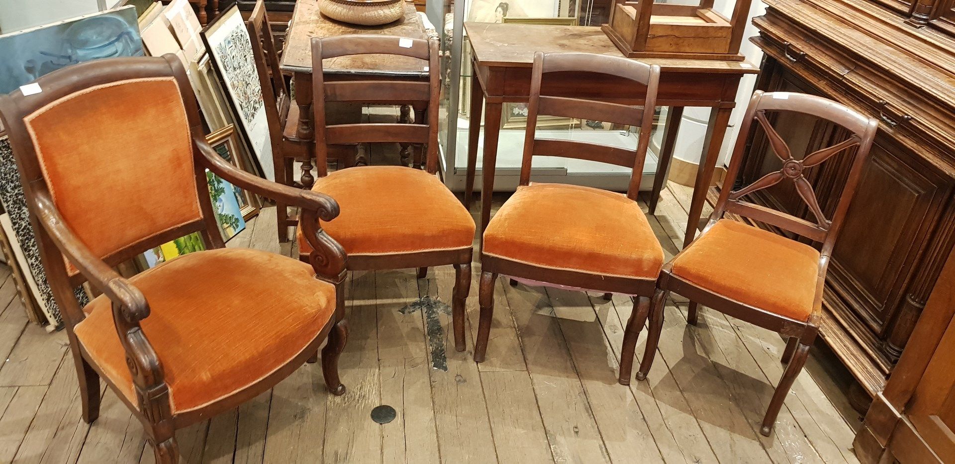 Null 由一把扶手椅、两把椅子和一把小椅子组成的套房，用橙色天鹅绒装饰。

复原风格

扶手椅的尺寸：91 x 45 x 48厘米

椅子的尺寸：86 x 4&hellip;