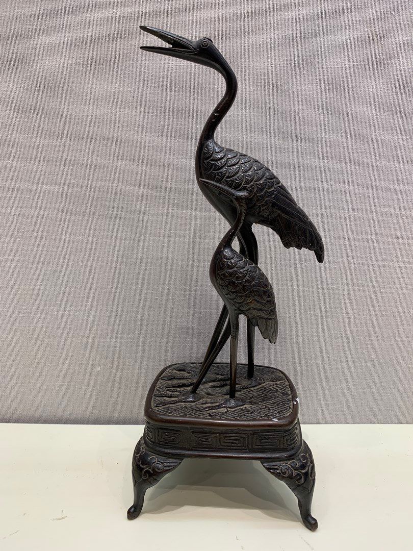 Null China or Japan About 1900, two cranes on a terrace, bronze.