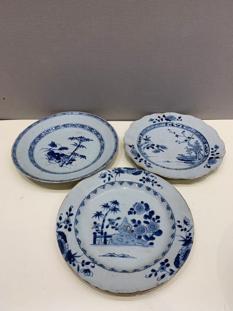 Null 
中国，印度公司 - 18世纪 一套三个瓷盘，白蓝色的竹枝、梅花和花朵装饰。

直径：23,5 cm - 22,5 cm - 23 cm

烧伤，头发&hellip;