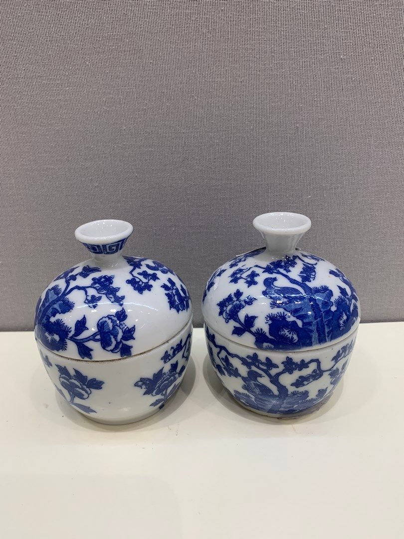 Null Deux sorbets couverts en porcelaine à décor floral bleu sur fond blanc. Mar&hellip;