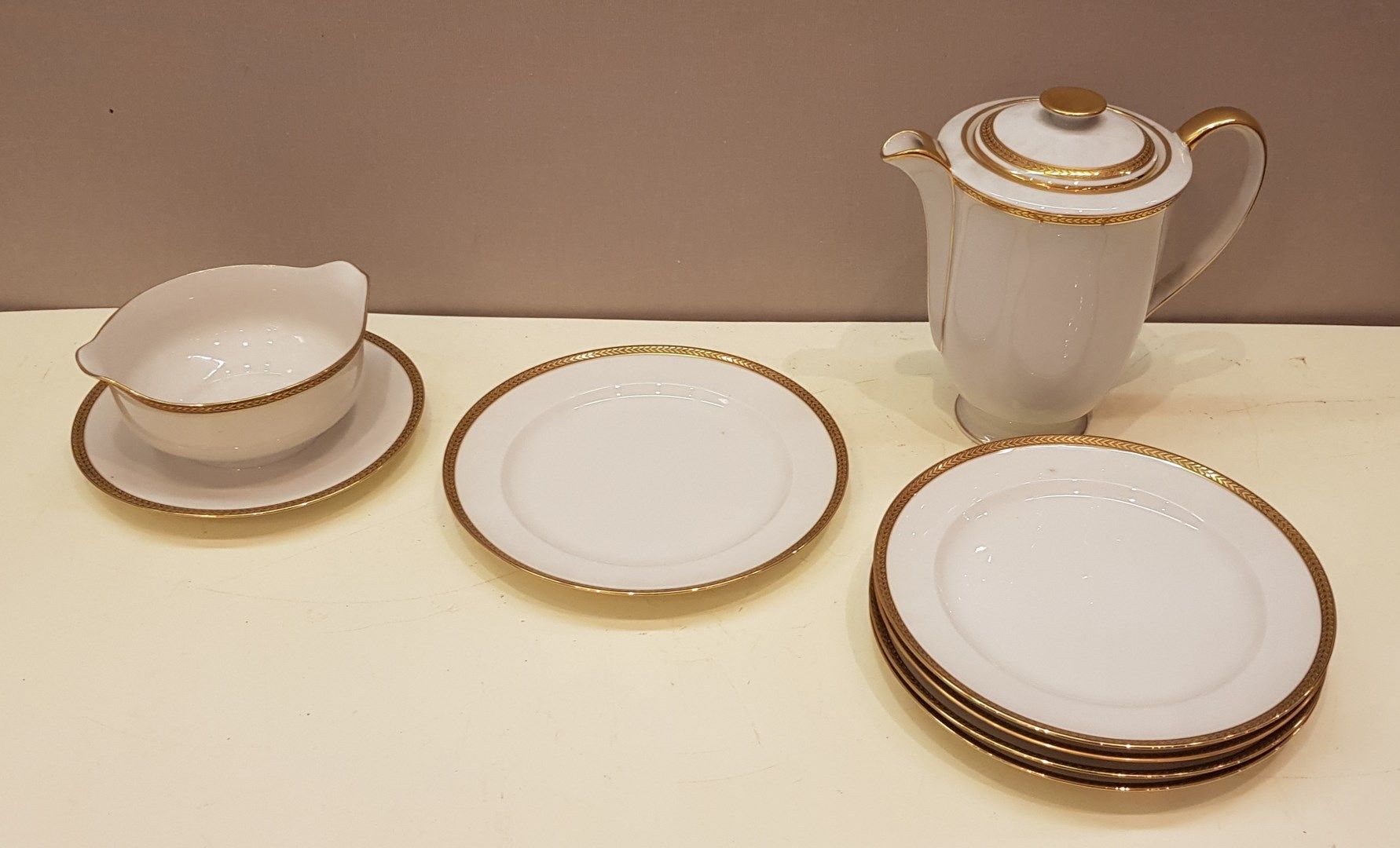 Null LIMOGES France

Part of table service in white porcelain, the wing decorate&hellip;