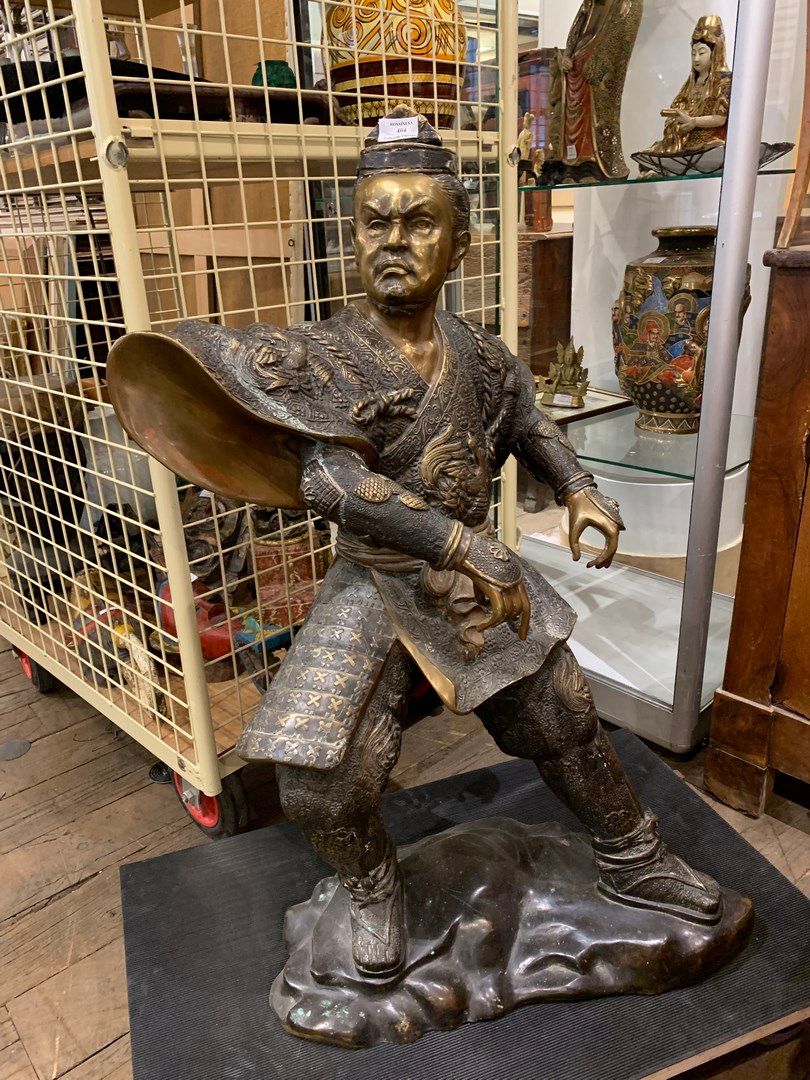 Null 日本 - 20世纪

重要的青铜雕塑主题，有几种青铜色，代表一个武士。

H.92厘米

青铜器的磨损和氧化