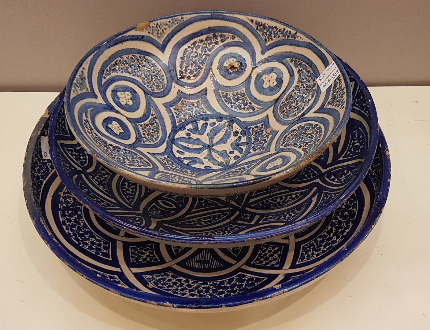 Null Suite de trois plats en faïence à décor géométriques bleu

 Maroc, XIXème s&hellip;