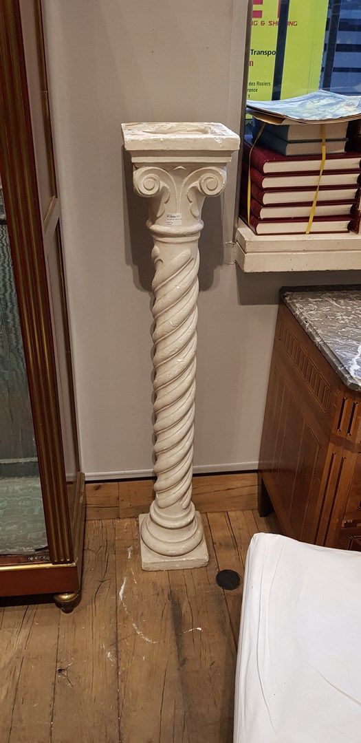 Null Columna de torso de piedra reconstituida.

H. 119 cm

Accidentes y pequeñas&hellip;